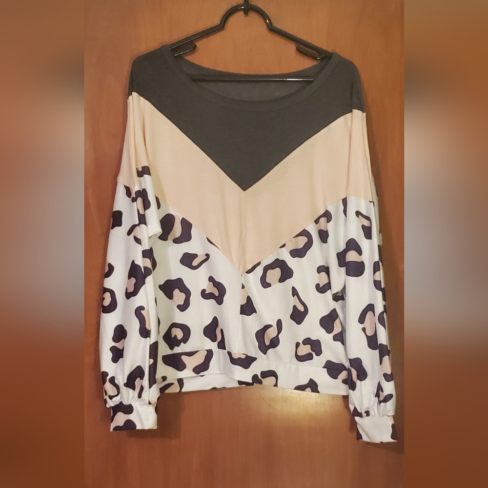 Boutique Grey/Peachy Pink Leopard Top